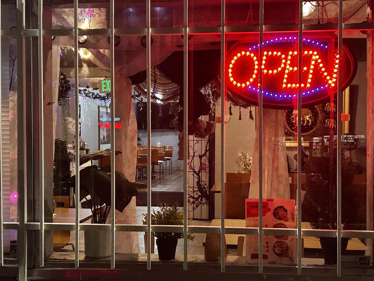 Royal Taw Win Thai & Burmese Restaurant
